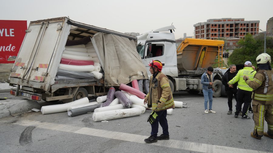 Başakşehir’de freni patlayan yük dolu kamyonet karşı şeride geçerek hafriyat kamyonu ve otomobile çarptı