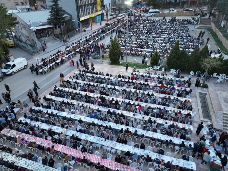 Bilecik'te düzenlenen iftar yemeğine binlerce kişi katıldı