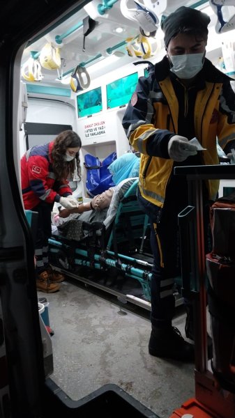 Bitlis'te kar altında hamile kadını kurtarma operasyonu