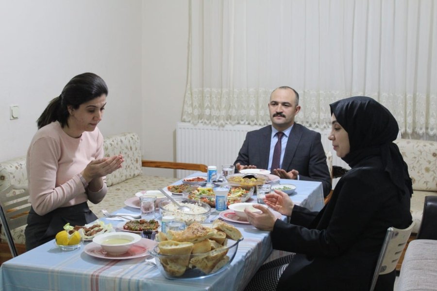 Depremzede ailenin iftarına misafir oldular