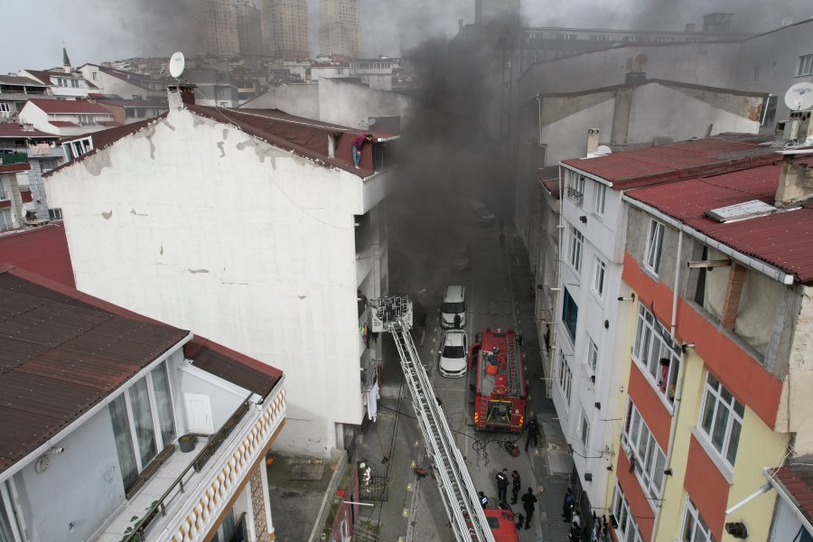 Esenyurt'ta bir vatandaş yangından kaçıp çatı katında kurtarılmayı bekledi