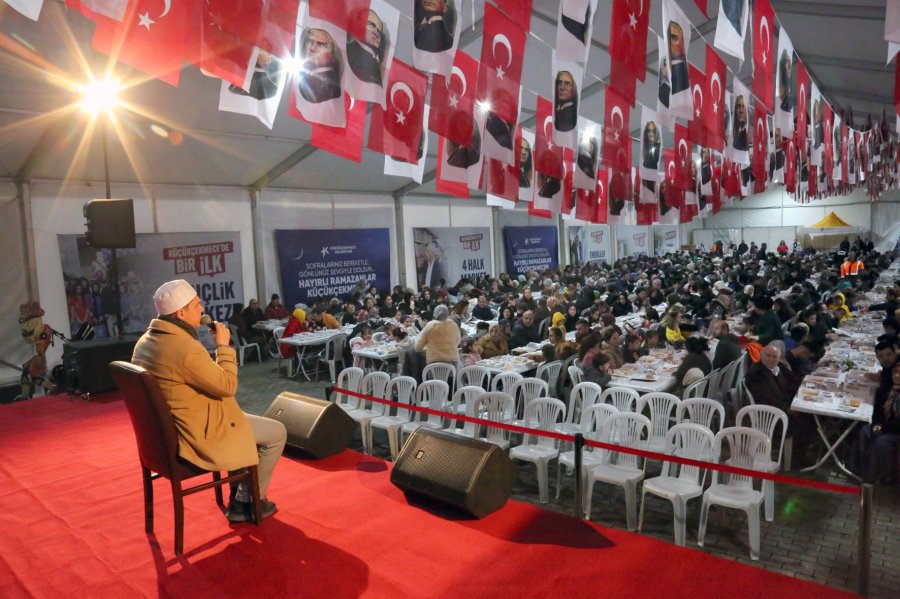 Küçükçekmece'de iftar çadırlarına yoğun ilgi