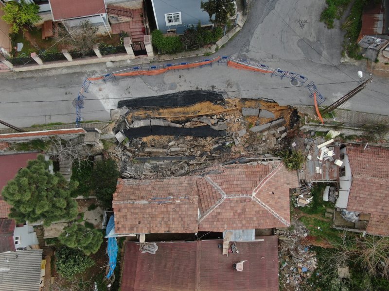 Maltepe’de çöken yol havadan görüntülendi