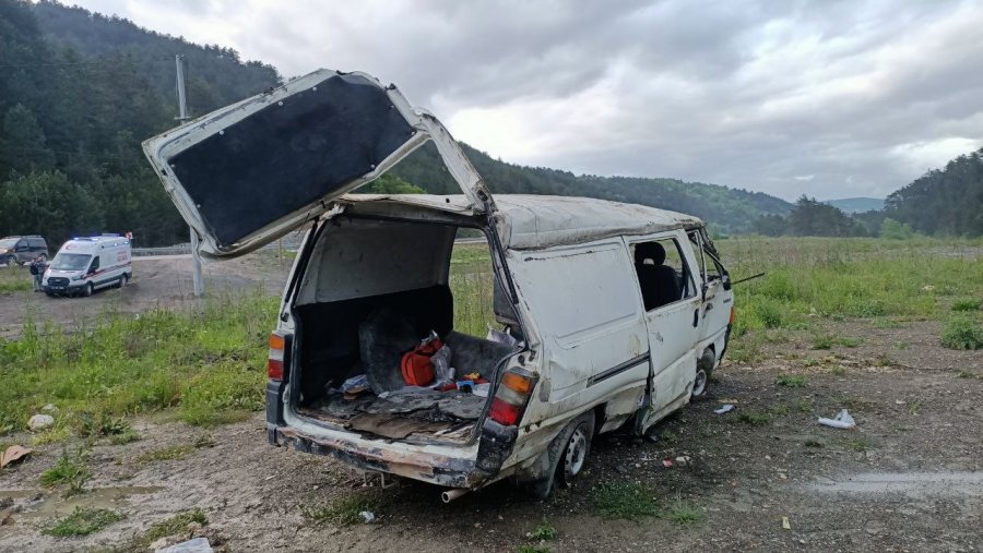 Minibüs kontrolden çıktı, defalarca takla attı